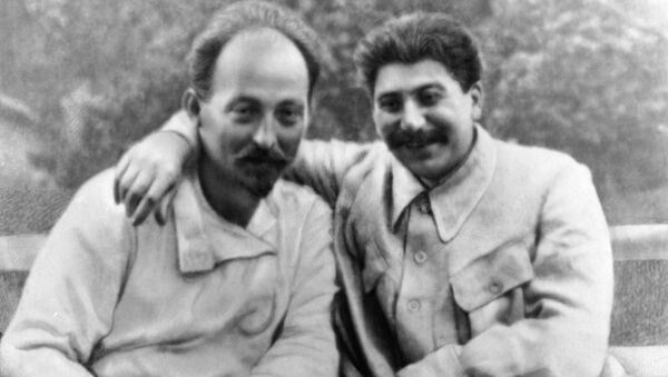 Иосиф Сталин (справа) и Феликс Дзержинский (слева) на отдыхе. - Sputnik Армения