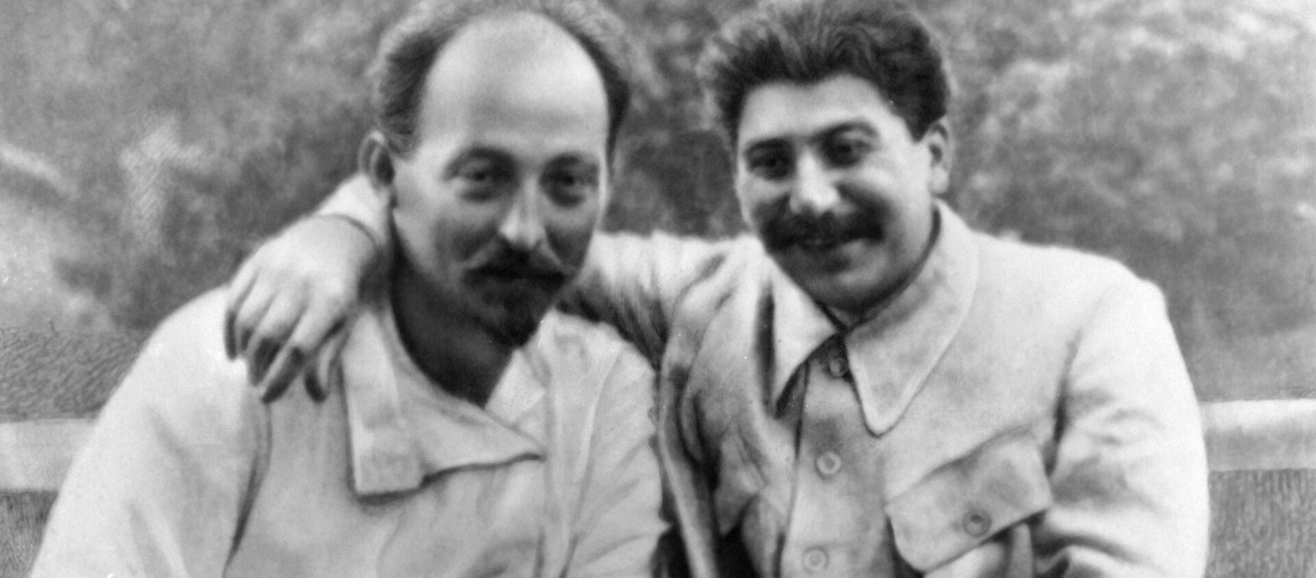 Иосиф Сталин (справа) и Феликс Дзержинский (слева) на отдыхе. - Sputnik Армения, 1920, 31.03.2021