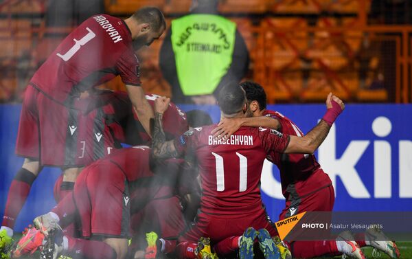 Футболисты сборной Армении празднуют забитый мяч в матче отборочного турнира ЧМ по футболу между сборными Армении и Румынии (31 марта 2021). Еревaн - Sputnik Армения