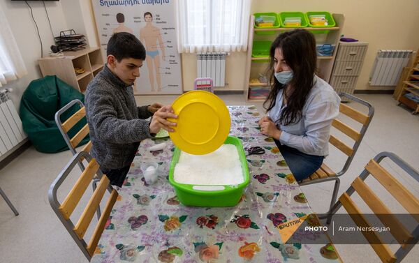 Воспитанник учебно-реабилитационного центра  «Мой путь» для детей и подростков с аутизмом - Sputnik Армения