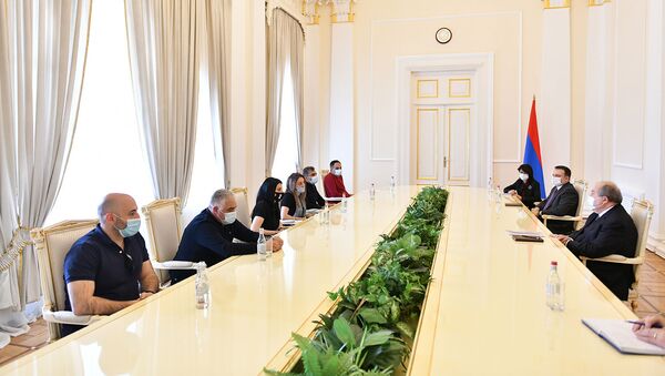 Президент Армен Саркисян встретился с представителями инициативы Родитель солдата (1 апреля 2021). Еревaн - Sputnik Армения