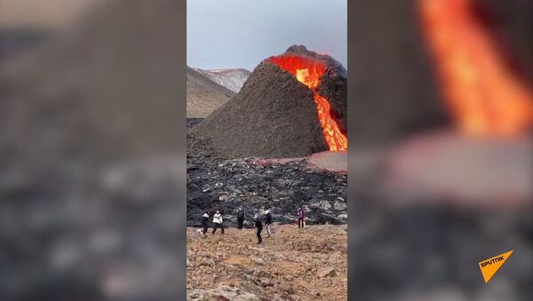 Люди играют в волейбол у подножия извергающегося вулкана - Sputnik Армения
