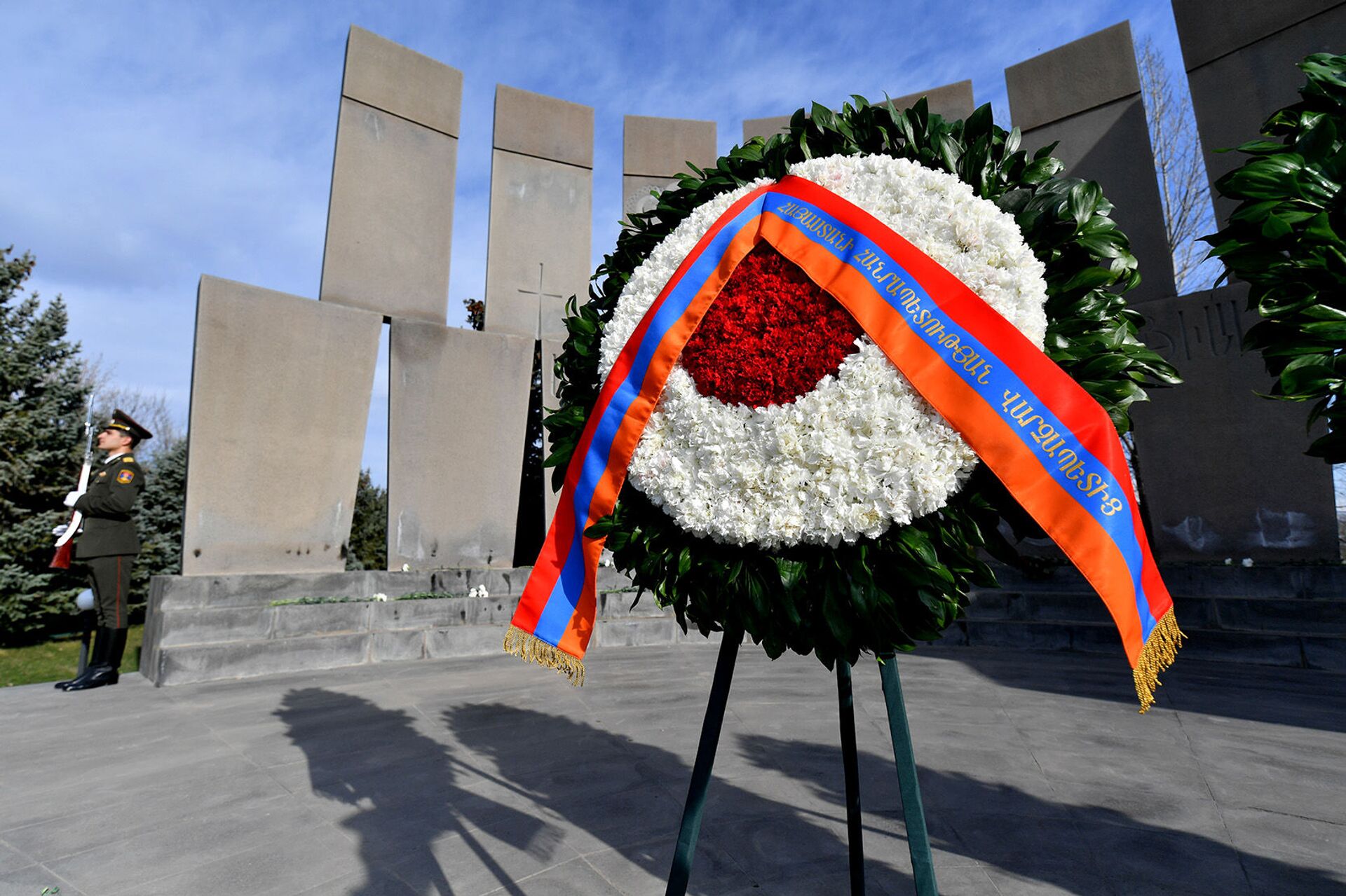 От имени премьера Армении возложены цветы на могилы павших героев апрельской эскалации - Sputnik Армения, 1920, 02.04.2021