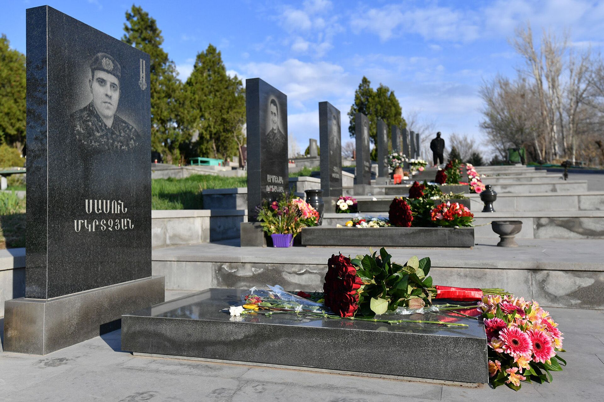 От имени премьера Армении возложены цветы на могилы павших героев апрельской эскалации - Sputnik Армения, 1920, 02.04.2021