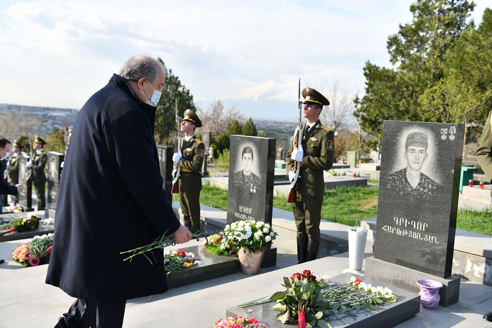 ՀՀ նախագահը Եռաբլուրում ծաղիկներ է խոնարհել. նրան ուղեկցել են վիրավոր զինվորները - Sputnik Արմենիա, 1920, 02.04.2021