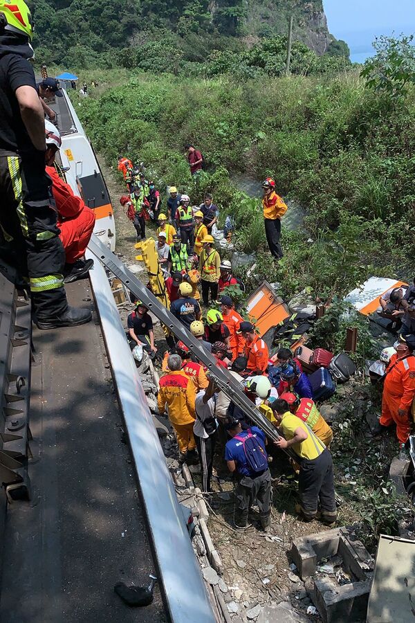 Спасатели на месте крушения поезда в туннеле в горах Хуалянь (2 апреля 2021). Восточный Тайвань - Sputnik Армения