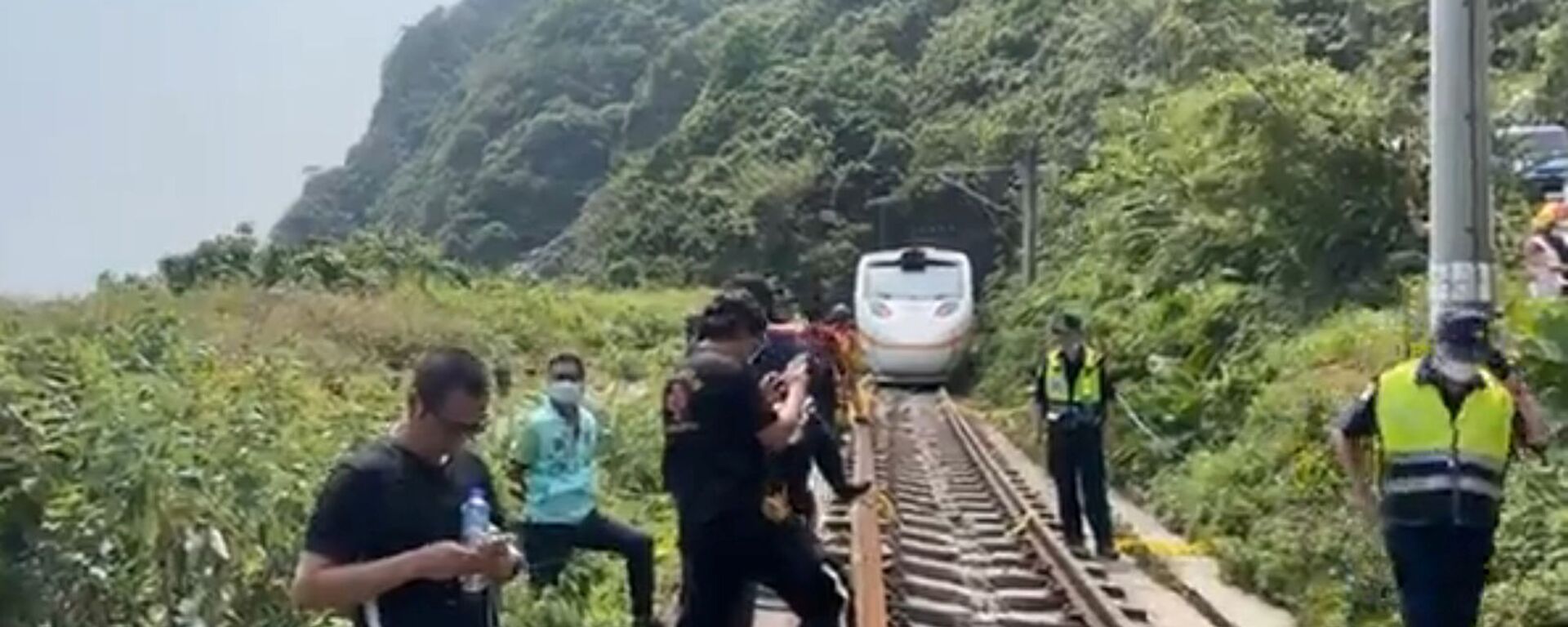 Спасатели на месте крушения поезда в туннеле в горах Хуалянь (2 апреля 2021). Восточный Тайвань - Sputnik Արմենիա, 1920, 02.04.2021