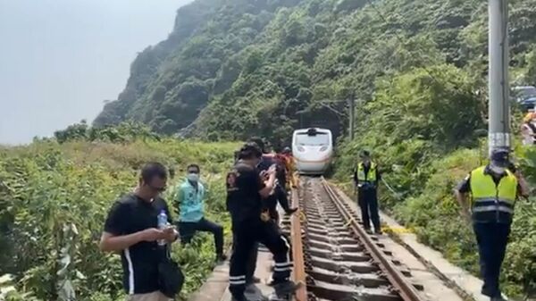 Спасатели на месте крушения поезда в туннеле в горах Хуалянь (2 апреля 2021). Восточный Тайвань - Sputnik Армения