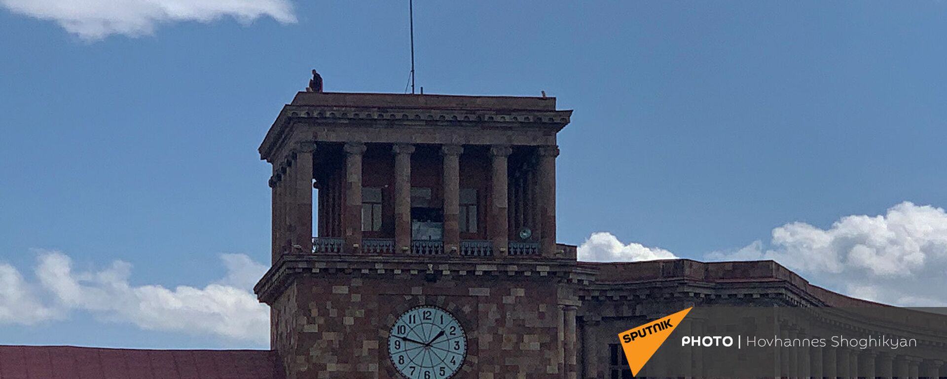 Сотрудники Дома правительства меняют флаг на башне (2 апреля 2021). Еревaн - Sputnik Армения, 1920, 05.01.2022