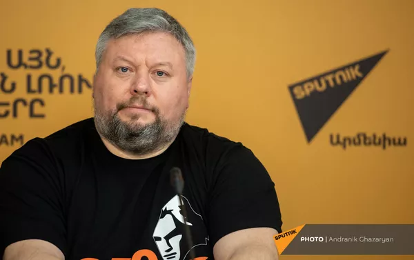 Илья Петров на пресс-конференции, посвященной записи всех 9 симфоний Людвига Ван Бетховена (2 апреля 2021). Еревaн - Sputnik Армения