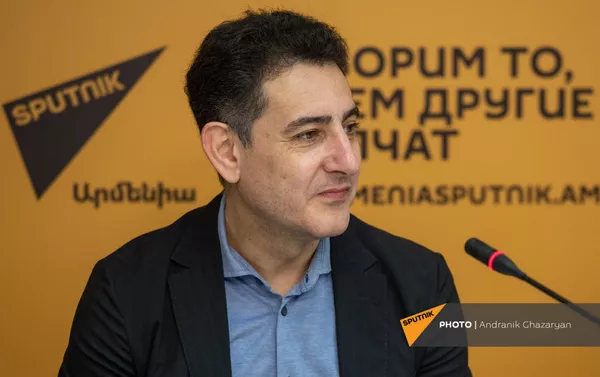 Эдуард Топчян на пресс-конференции, посвященной записи всех 9 симфоний Людвига Ван Бетховена (2 апреля 2021). Еревaн - Sputnik Армения