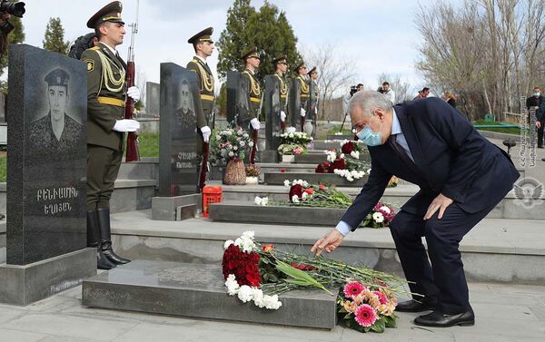 Министр обороны Вагаршак Арутюнян в военном пантеоне Ераблур (2 апреля 2021). Еревaн - Sputnik Армения