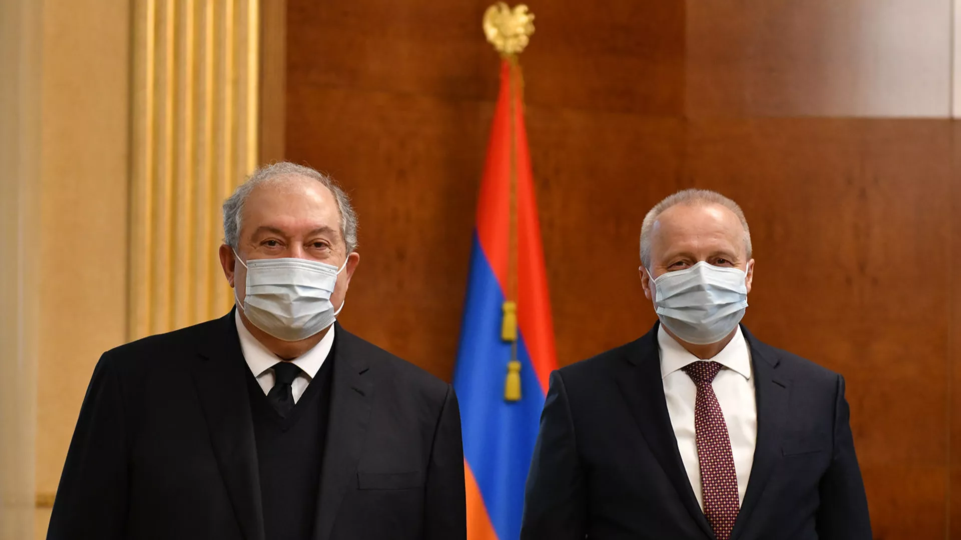 Президент Армен Саркисян встретился с Чрезвычайным и Полномочным послом России Сергеем Копыркиным (2 апреля 2021). Еревaн