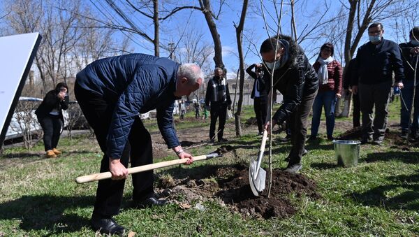 В Парке Победы (Аллея Пограничников) прошла акция Сад памяти (3 апреля 2021). Еревaн - Sputnik Армения