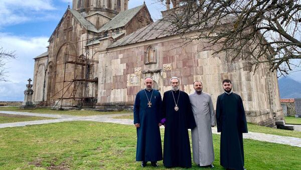 Предстоятель Араратской епархии архиепископ Паргев Мартиросян с епископом Вртанесом Абраамяном посетили монастырь Гандзасар (3 апреля 2021). Карабах - Sputnik Արմենիա