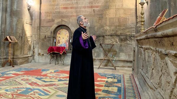 Предстоятель Араратской епархии архиепископ Паргев Мартиросян с епископом Вртанесом Абраамяном посетили монастырь Гандзасар (3 апреля 2021). Карабах - Sputnik Армения