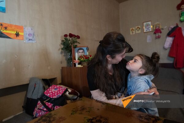 Супруга и дочь погибшего военнослужащего Камо Аракеляна - Манана и Моника. - Sputnik Армения