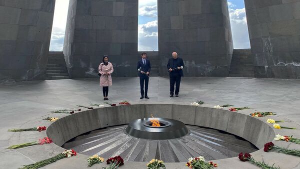 Представитель Франции в Европарламенте Франсуа-Кзавие Беламин посетил мемориал Геноцида армян (3 апреля 2021). Еревaн - Sputnik Արմենիա