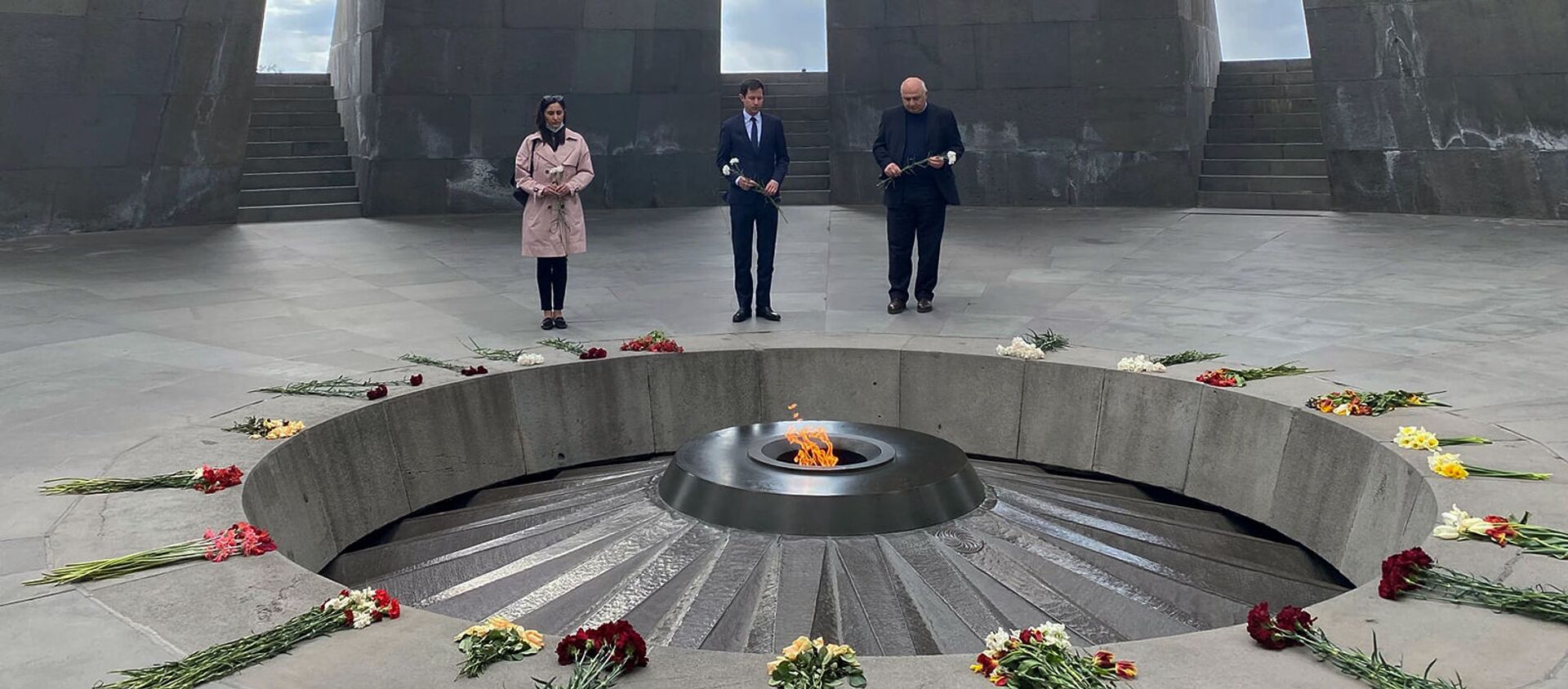 Представитель Франции в Европарламенте Франсуа-Кзавие Беламин посетил мемориал Геноцида армян (3 апреля 2021). Еревaн - Sputnik Армения, 1920, 03.04.2021