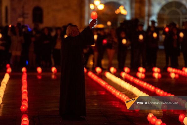 Шествие с зажженными лампадами после Святой Литургии по случаю пасхального сочельника (3 апреля 2021). Еревaн - Sputnik Армения