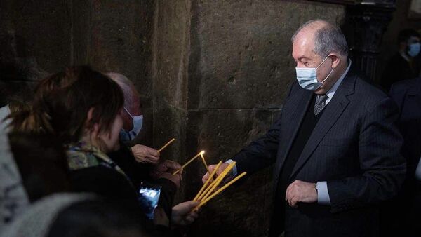 Президент Армен Саркисян зажигает свечи в церкви - Sputnik Արմենիա