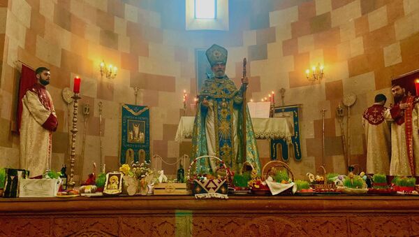 Архиепископ Паргев Мартиросян проводит пасхальную Литургию в Соборе Пресвятой Богородицы (4 апреля 2021). Степанакерт - Sputnik Армения