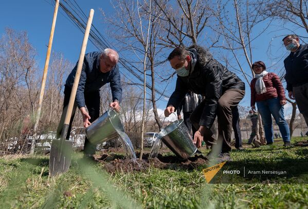 Посол России в Армении Сергей Копыркин сажает дерево в парке Победа (Аллея Пограничников) во время акции Сад памяти (3 апреля 2021). Еревaн - Sputnik Армения