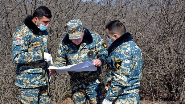 Сотрудники госслужбы по чрезвычайным ситуациям МВД Карабаха во время поисков тел погибших военнослужащих - Sputnik Армения