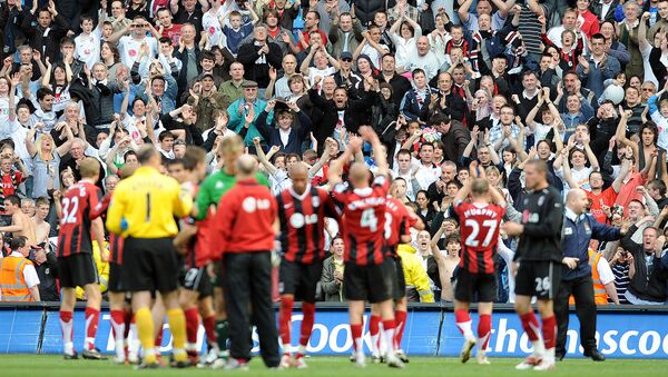 Футболисты Фулхэма празднуют победу перед своими болельщиками после победы над Манчестер Сити (25 апреля 2008). Манчестер - Sputnik Армения