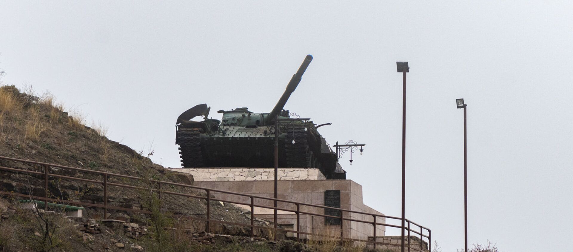 Танк Տ-72, памятник, ознаменующий победу в Шуши, Нагорный Карабах - Sputnik Արմենիա, 1920, 18.08.2021