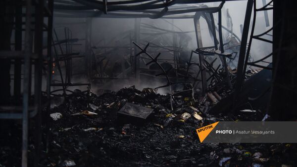 Обгоревший магазин в торговой ярмарке Сурмалу после пожара (6 апреля 2021). Еревaн - Sputnik Արմենիա
