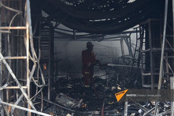 Обгоревшие магазины в торговом центре Сурмалу после пожара  - Sputnik Армения