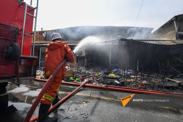 Пожарники во время тушения пожара в торговом центре Сурмалу - Sputnik Армения