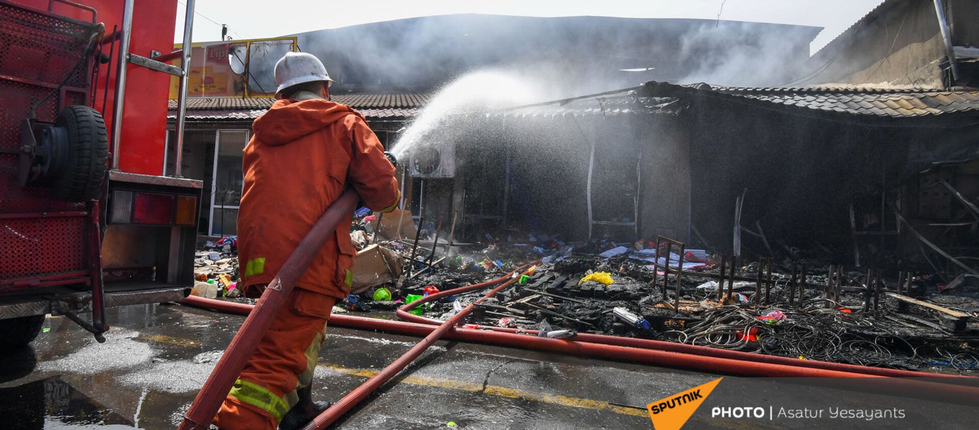 Ситуация в торговом центре Сурмалу после пожара (6 апреля 2021). Еревaн - Sputnik Արմենիա, 1920, 06.04.2021