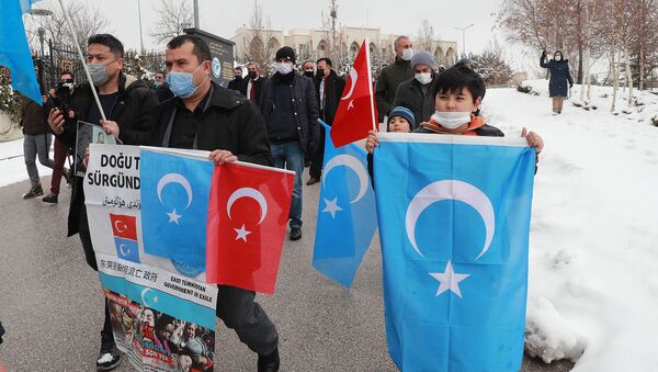 Уйгуры, проживающие в Турции, в акции протеста против визита Государственного советника Китая и министра иностранных дел Ван И в турецкую столицу перед китайским посольством (25 марта 2021). Анкарa - Sputnik Армения
