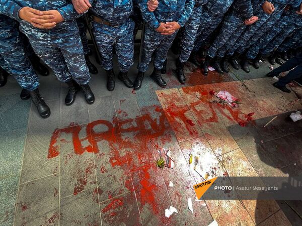 Надпись Предател;ь у ног полицейских во время акции протеста женщин-участниц движения ВЕТО, требующих отставки премьер-министра Пашиняна - Sputnik Армения