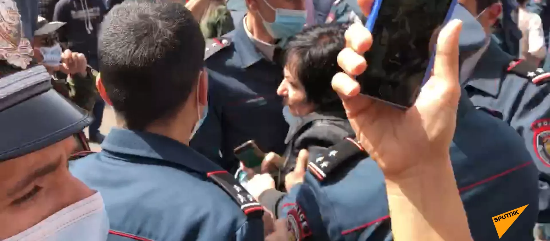 Стычка между активистками и полицейскими в ходе акции протеста у здания правительства Армении 7 апреля - Sputnik Армения, 1920, 07.04.2021