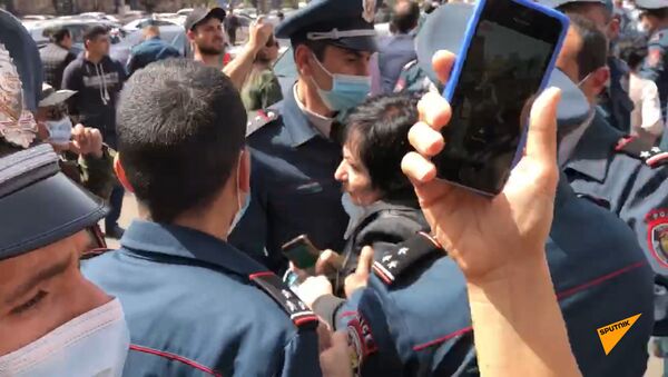 Стычка между активистками и полицейскими в ходе акции протеста у здания правительства Армении 7 апреля - Sputnik Армения