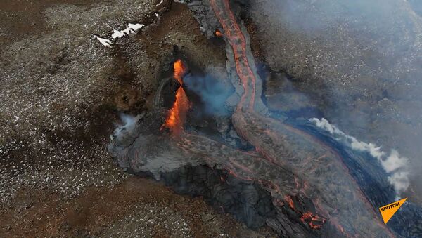 Новая трещина с лавой образовалась у вулкана Фаградальсфьядль  - Sputnik Армения