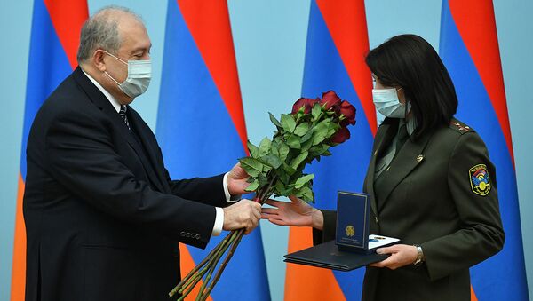 Մայրության և գեղեցկության տոնի առթիվ նախագահ Սարգսյանը պետական պարգևներ է հանձնել կին զինծառայողների - Sputnik Արմենիա