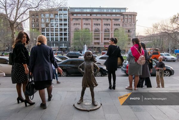 Бронзовая статуя Бесстрашной девочки в Ереване перед зданием Дома правительства N3 - Sputnik Армения