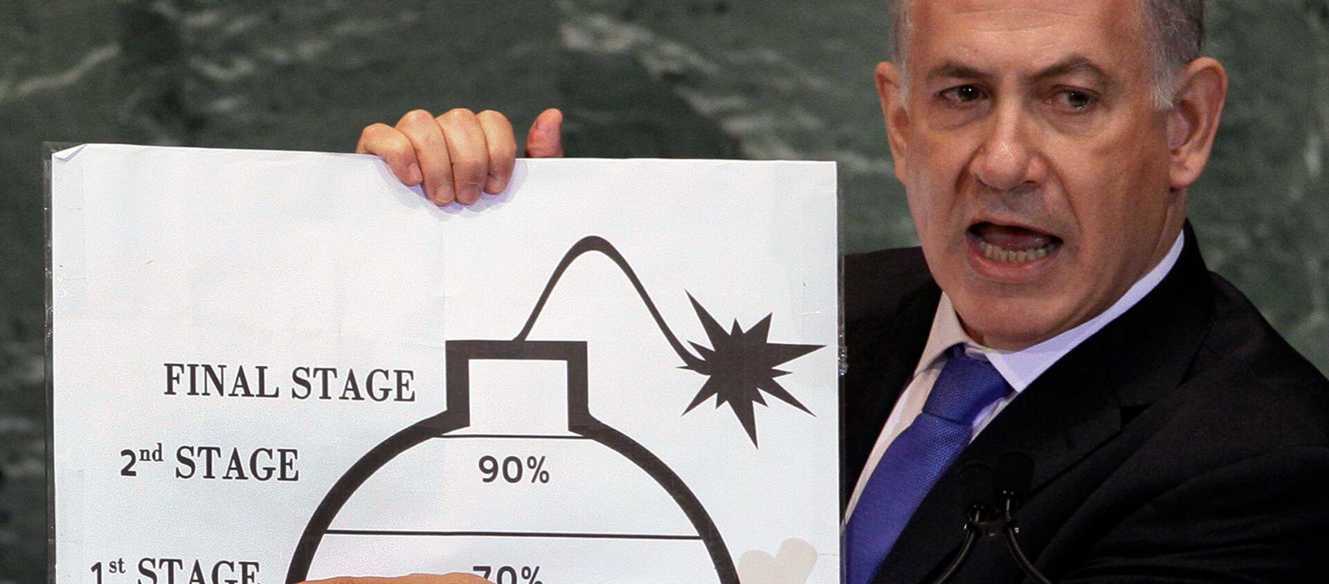 Премьер-министр Израиля Биньямин Нетаньяху демонстрирует свою озабоченность ядерными амбициями Ирана в своем выступлении на 67-й сессии Генеральной Ассамблеи ООН (27 сентября 2012). Нью-Йорк - Sputnik Армения, 1920, 03.06.2021