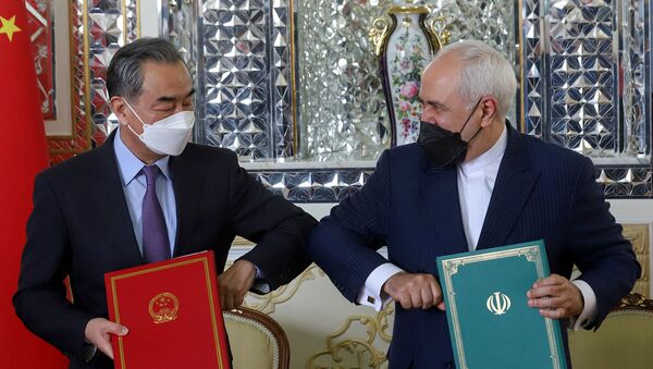 Главы МИД Ирана и Китая Мохаммад Джавад Зариф и Ван И приветствуют друг друга во время церемонии подписания 25-летнего соглашения о сотрудничестве (27 марта 2021). Тегеран - Sputnik Արմենիա