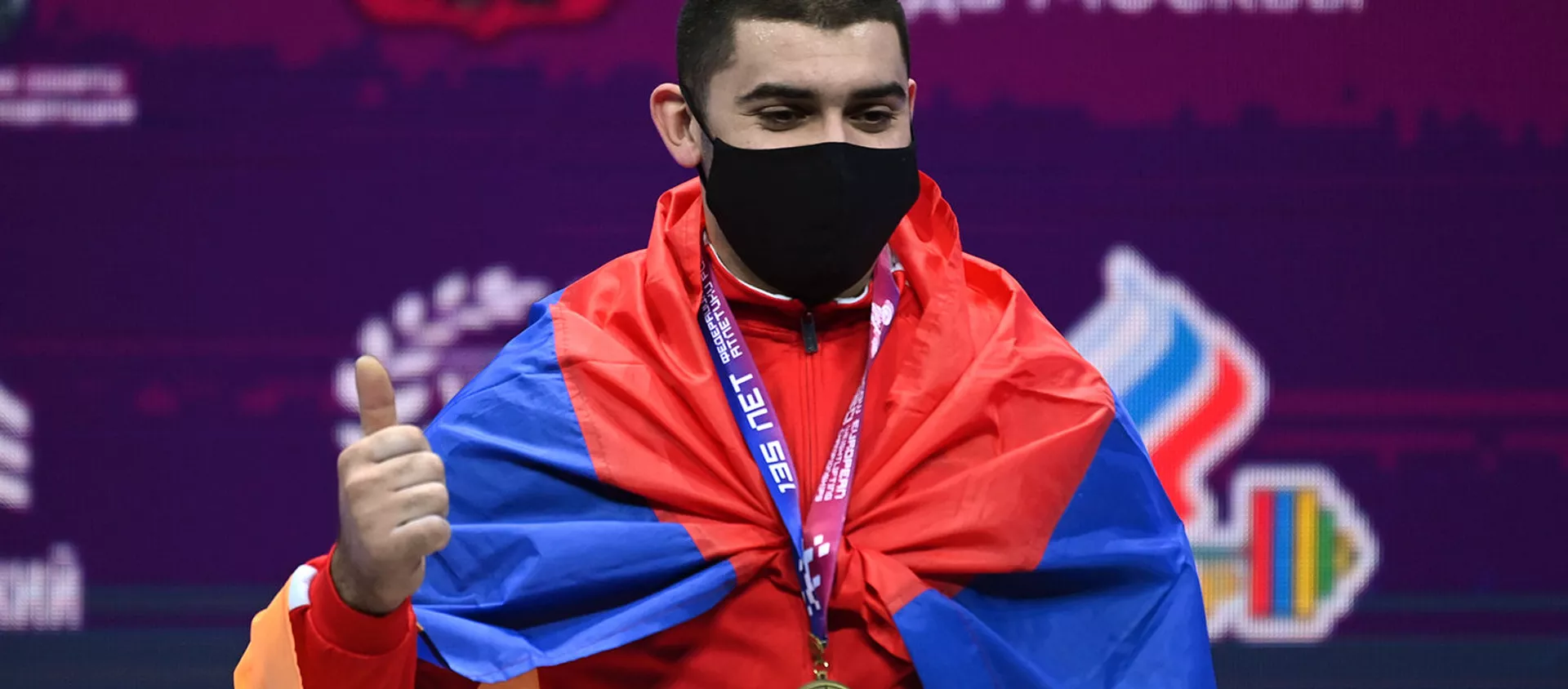 Тяжелоатлет Карен Авагян, завоевавший золотую медаль в соревнованиях среди мужчин в весовой категории до 89 кг на чемпионате Европы по тяжелой атлетике, на церемонии награждения (8 апреля 2021). Москвa - Sputnik Армения, 1920, 08.04.2021