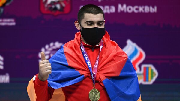 Тяжелоатлет Карен Авагян, завоевавший золотую медаль в соревнованиях среди мужчин в весовой категории до 89 кг на чемпионате Европы по тяжелой атлетике, на церемонии награждения (8 апреля 2021). Москвa - Sputnik Արմենիա