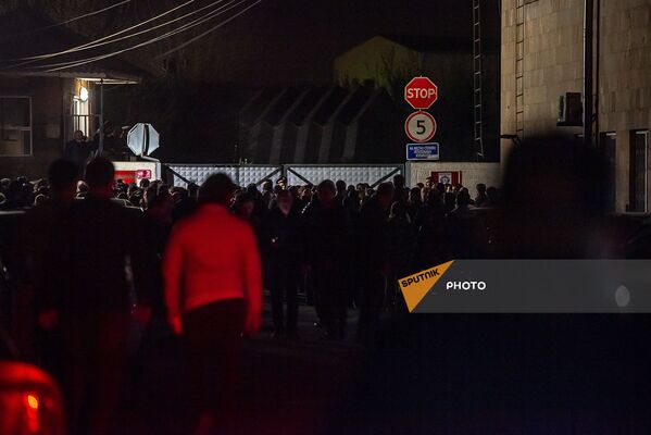 Собравшиеся граждане в ожидании возвращения пленных военнослужащих у аэропорта Эребуни - Sputnik Армения