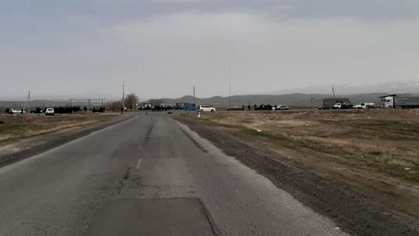 Родственники пропавших без вести перекрыли трассу в Ширакской области (9 апреля 2021). - Sputnik Армения