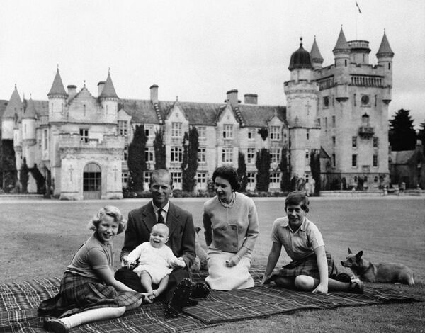 Ելիզավետա թագուհին, արքայազն Ֆիլիպն ու նրանց երեխաները՝ արքայազն Չարլզը (աջից), արքայադուստր Աննան ու արքայազն Էնդրյուն Շոտլանդիայի Բալմորալ ամրոցի մոտ - Sputnik Արմենիա