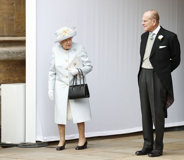 Британская королева Елизавета II и принц Филипп на свадьбе принцессы Евгении и Джека Бруксбанка, 2018 год - Sputnik Армения