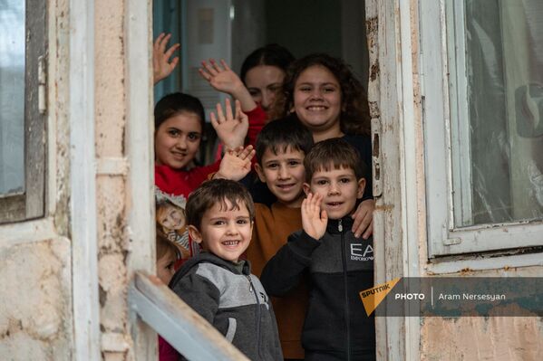 Дети вынужденных переселенцев из Карабаха прощаются с съемочной группой Sputnik Армения - Sputnik Армения